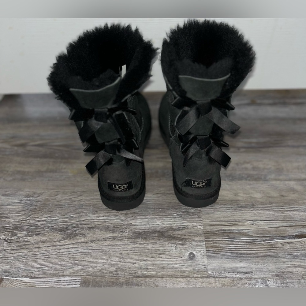 Black Uggs with bows (Bailey Bow ll) size 10